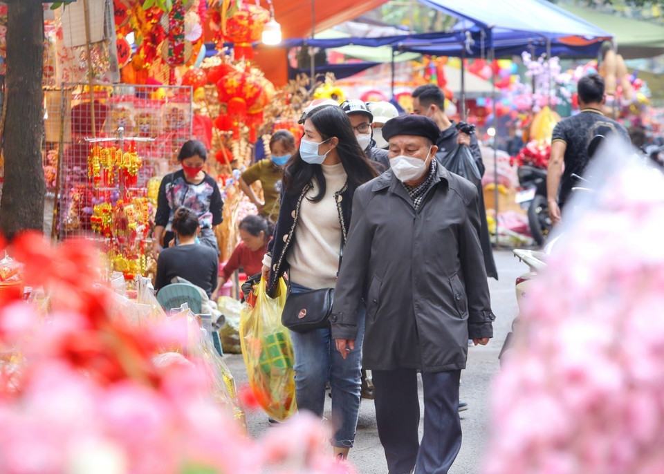 Люди покупают продукты для праздничных блюд в день Онг Конг Онг Тао. (Фото: ВИА)