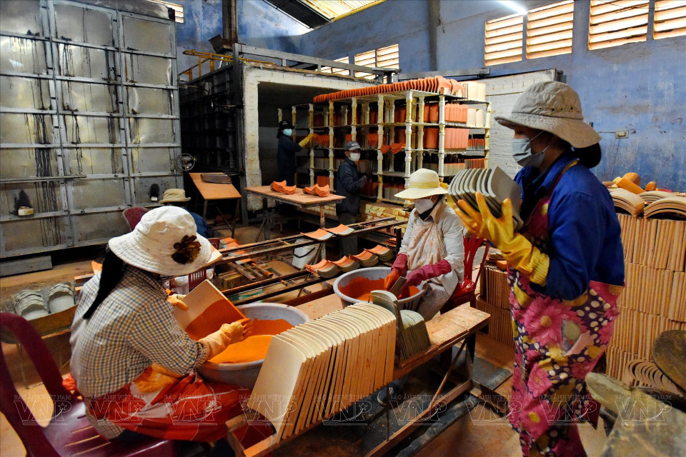 Кирпичная фабрика Данг Уен в Хюэ способствует сохранению и развитию ремесла изготовления королевских кирпич. (Фото: ИЖВ)