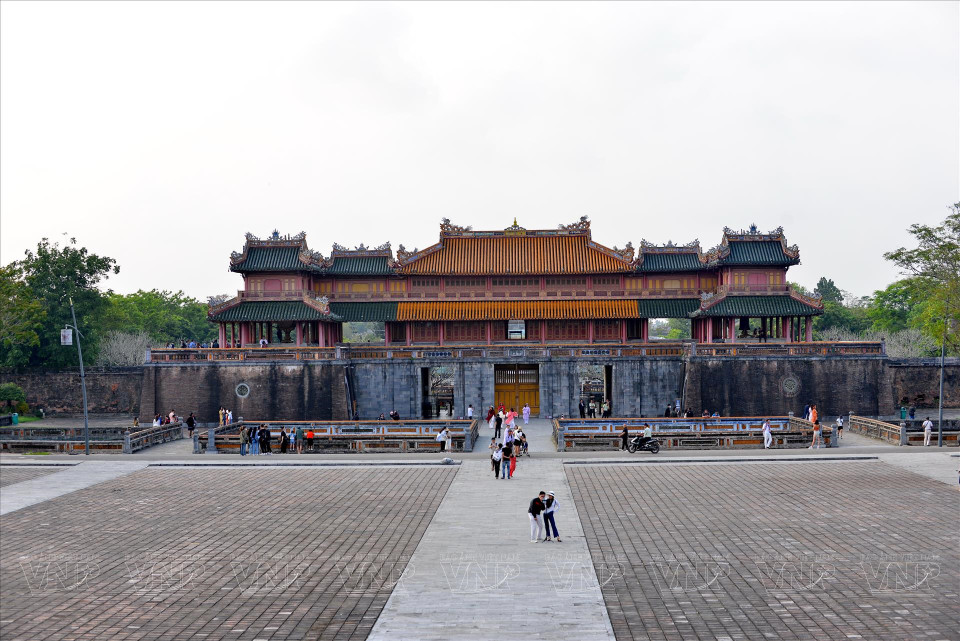 Вид на ворота Нго Мон с вершины цитадели в районе флагштока. (Фото: ИЖВ)