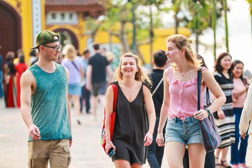 В знаменитых достопримечательностях столицы посетителей встречает дружелюбие местных жителей. (Фото: Vietnam+)