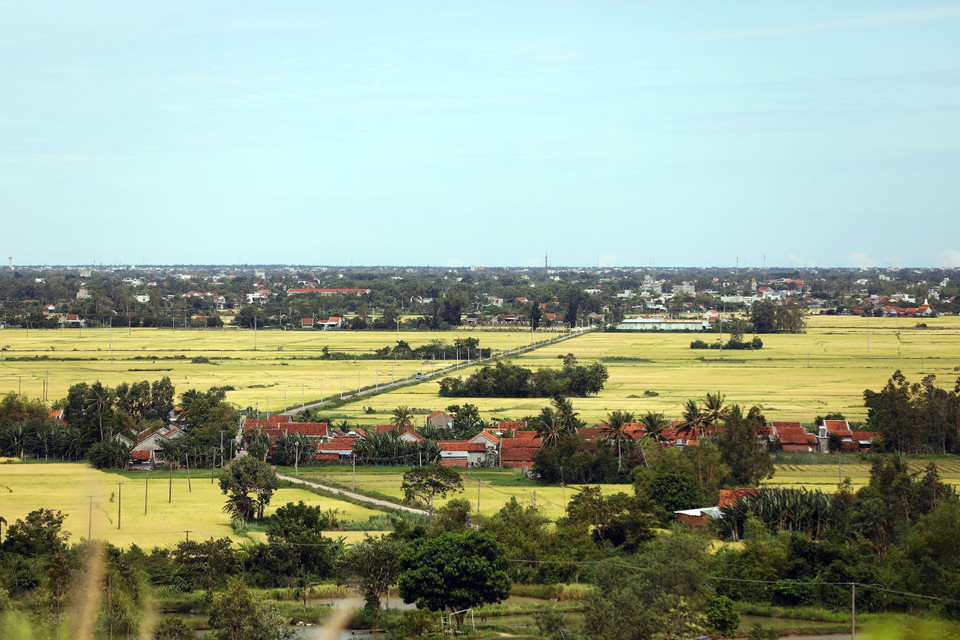 Деревни расположены среди золотых рисовых полей в уезде Тэйхоа. (Фото: Хи Хунг/ВИА)