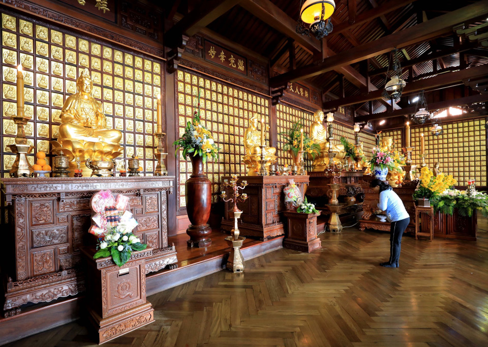 Зал Будды имеет 5 отсеков, посередине стоят статуи Будды Амитабхи и Будды Шакьямуни, по обеим сторонам стоят статуи четырех Бодхисаттв: Авалокитешвары, Махастхамапрапта, Манджушри́ и Самантабха́дра. (Фото: ВИА)