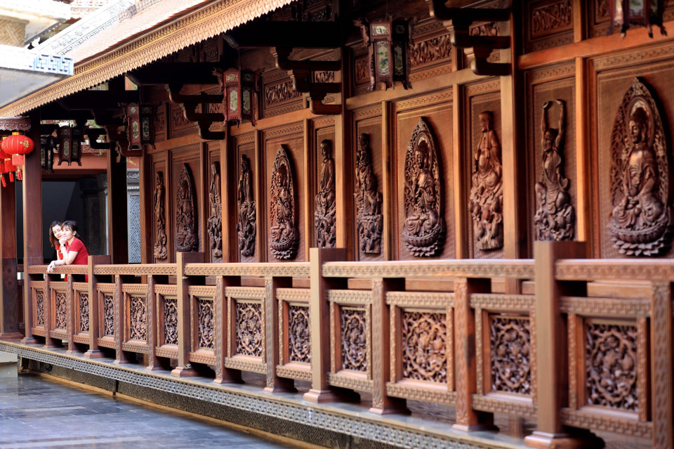 Деревянные стены и двери искусно вырезаны эстетическими изображениями Будды, Архата, Бодхисаттв. (Фото: ВИА)