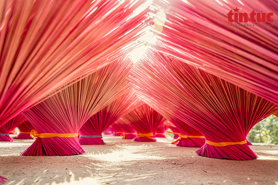 Ремесленники в Куангфукау также смешивают разные травы, чтобы получить более насышенный аромат благовония. (Фото: Газета Tintuc)