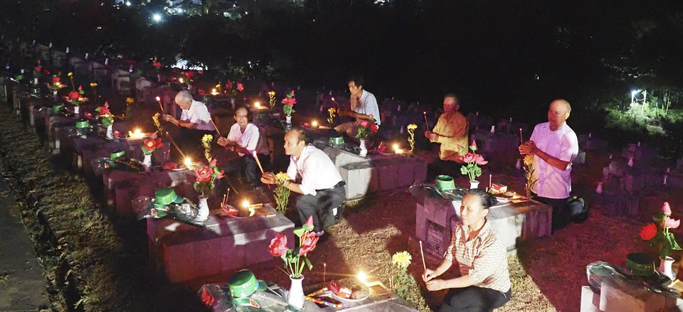 Посещая Национальное кладбище Нам в июле – месяце памяти героев, - многие люди не могли скрывать волнение. В глубине души тех, кому посчастливилось родиться и вырасти в мире, поднимается неописуемое чувство: жалкое, но очень гордое. (Фото: газеты Tin tức)