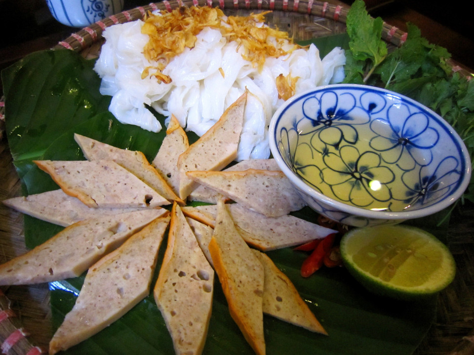 Ханойский банькуон делится на 2 вида: с начинкой и без начинки. Знаменитый банькуон Тханьчи без начинки, подаются с «ча». (Фото: ВИА)