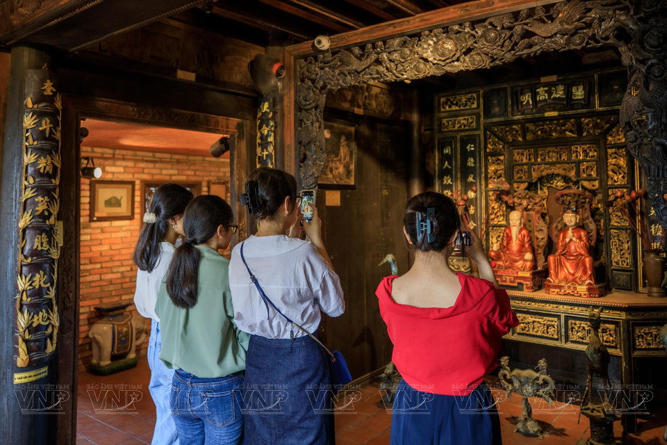 Посетители посещают музей. (Фото: ИЖВ)