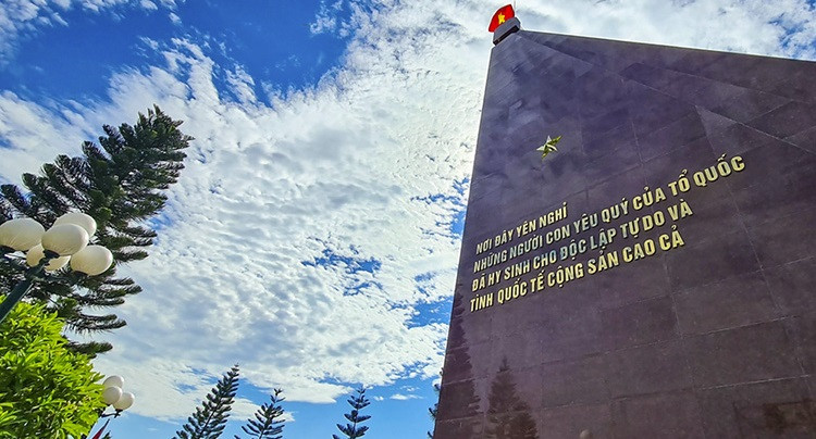 Кроме погибших солдат в двух войнах сопротивления против французских колонизаторов и американских империалистов, здесь также покоились вьетнамские добровольцы, участвовавшие в интернациональной миссии в Лаосе и Камбодже. (Фото: газеты Tin tức)