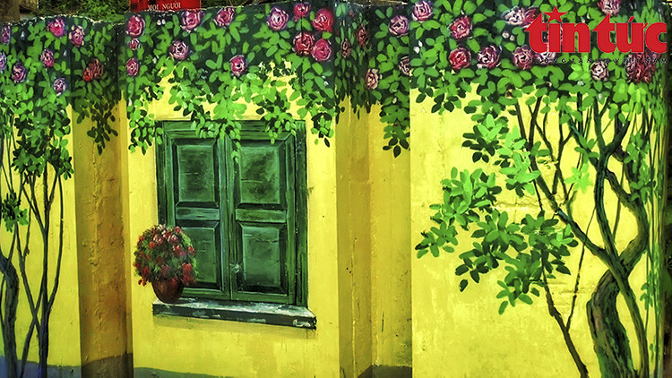 Благодаря фрескам на дамбе, эта дорога стала впечатляющим акцентом для жителей, а также туристов, посещающих район Лонгбиен. (Фото: Газета Tin tức)