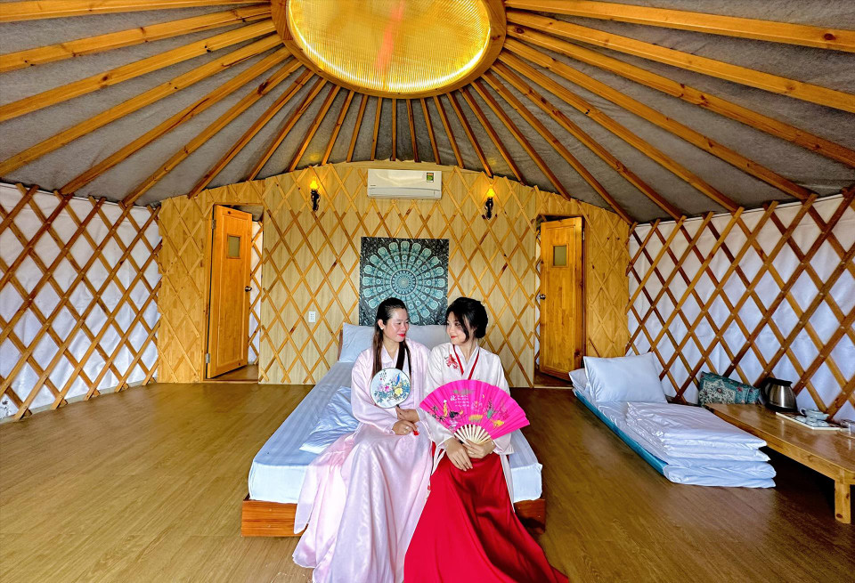Помимо монгольских юрт в Таньоли есть и деревянные домики для ночлега. (Фото: ИЖВ)