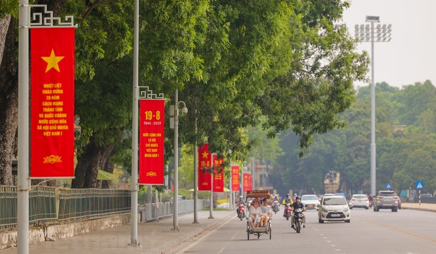 Красные знамена развеваются в районе площади Бадинь. (Фото: Vietnam+)