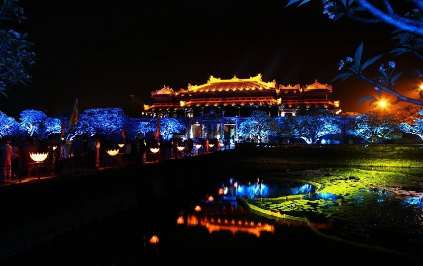 Внутренний церемониальный двор «Дай Ной» ночью. (Фото: ВИА)