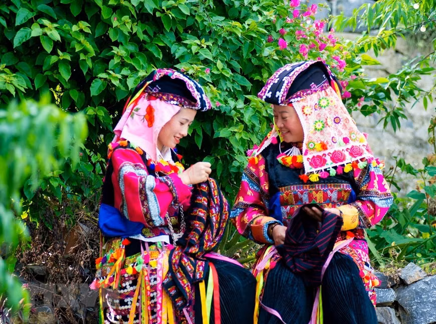 Женщины Ло Ло шьют и вышивают свои костюмы. (Фото: Нам Тхай/ВИА)