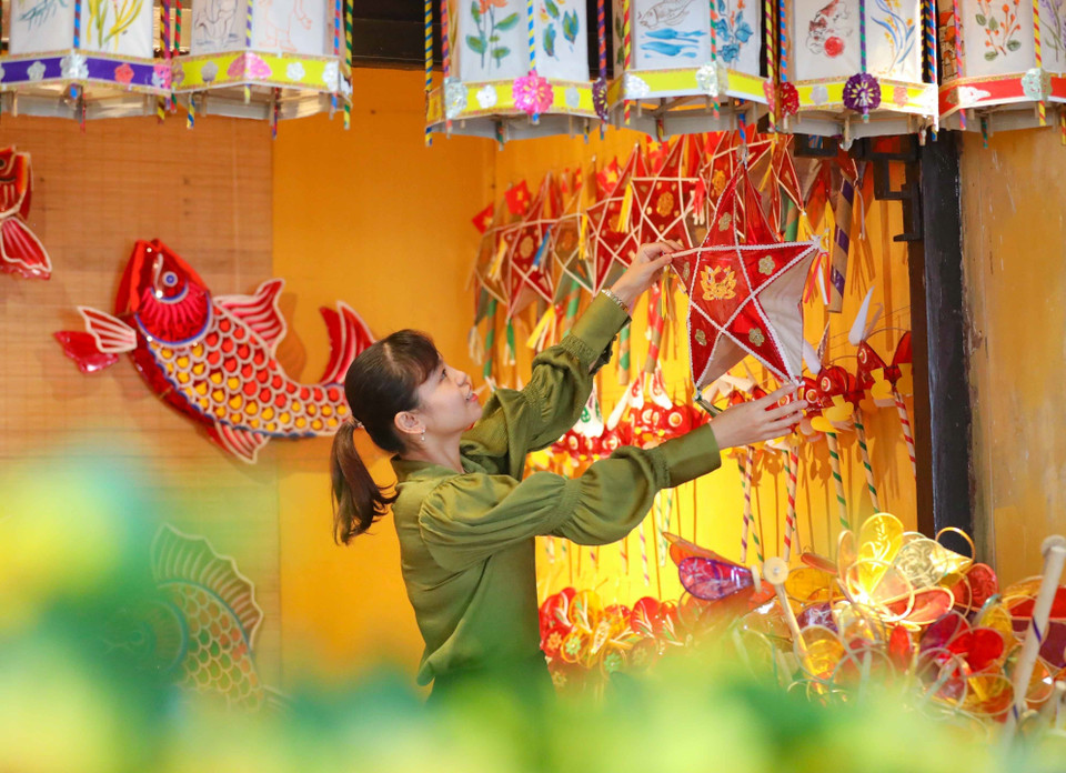 Сверкающие звездные фонарики привлекают детей в Фестиваль середины осени. (Фото: ВИА)