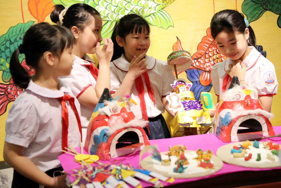 Дети рады узнать о традиционных игрушках середины осени. (Фото: ВИА)