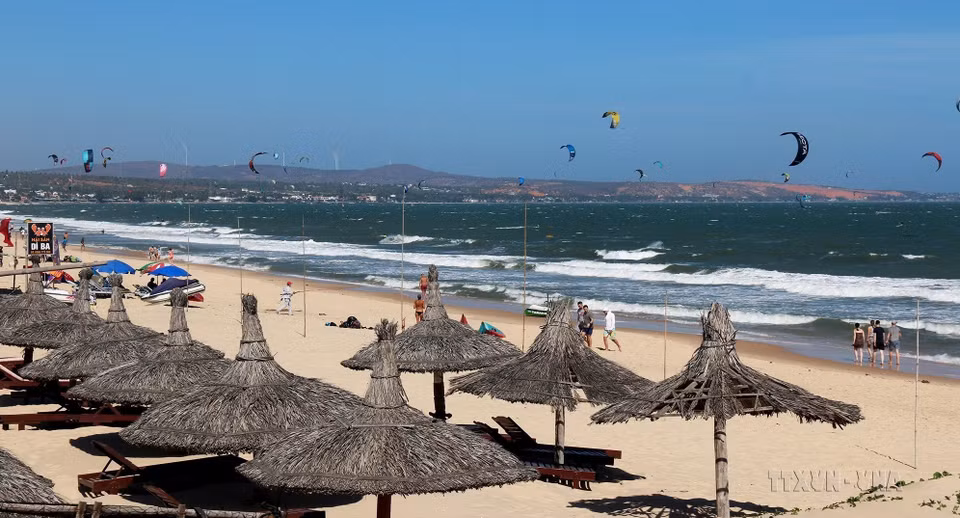 Пляж Муйне всегда привлекает большое количество туристов для отдыха и занятий спортом на море. (Фото: ВИА)