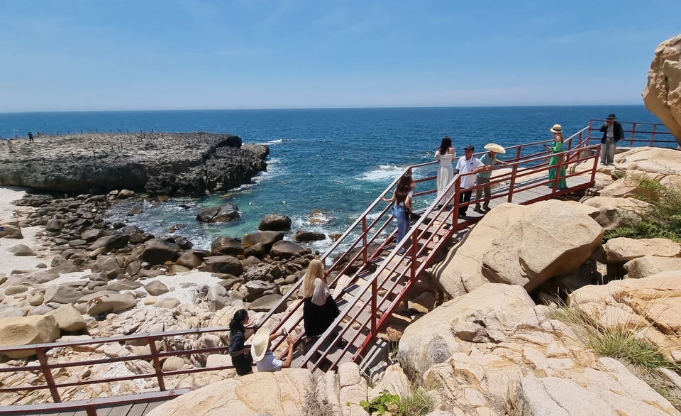 Туристы посещают пещеру Рай в национальном парке Нуйчуа (Ниньтхуан). (Фото: ВИА)
