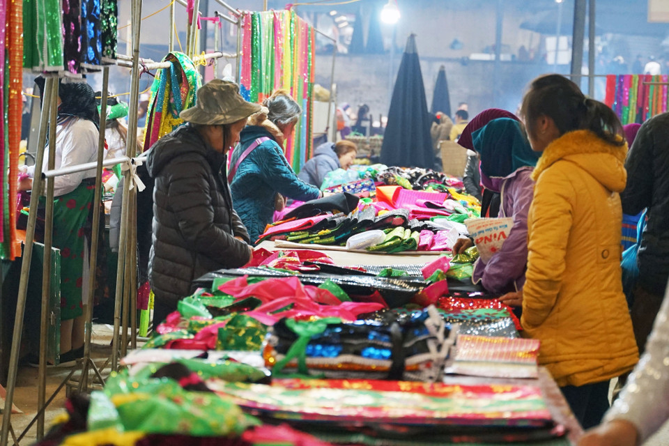 Прилавки этнических костюмов привлекают довольно много людей. (Фото: ВИА)