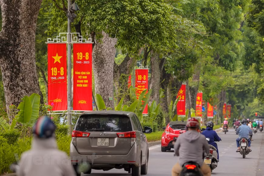 Улица Хоанг Зиеу выделяется своими яркими красными знаменами. (Фото: Vietnam+)