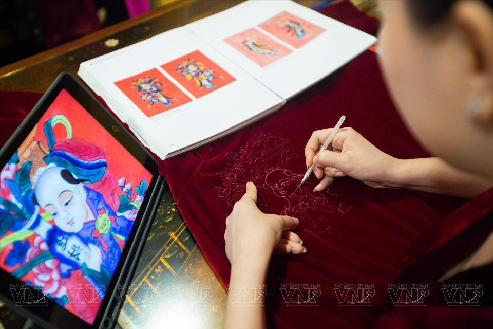 Дизайнер Нгуен Тхо Тхо с ее коллекцией, вышитой мотивами традиционных картин Донгхо. (Фото: ИЖВ)