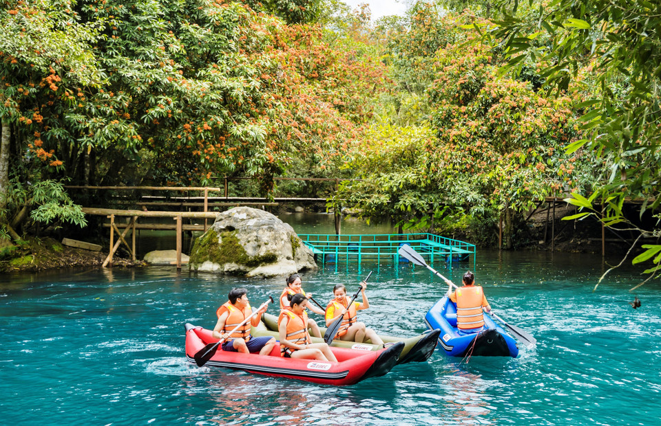 Посетителям нравится наслаждаться прекрасным пространством и свежим климатом в весеннем туристическом центре ручби Моок в сезон цветения Сараки. (Фото: ВИА)