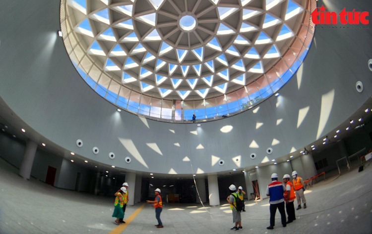 Первый этаж станции метро Бентхань получает естественное освещение через потолочное окно. (Фото: газеты Tin tức)