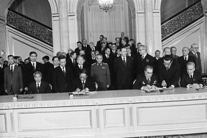  4 ноября 1978 года в Кремлевском дворце в Москве Генеральный секретарь партии Ле Зуан, премьер-министр Фам Ван Донг и генеральный секретарь ЦК КПСС Л. И. Брежнев подписали Договор о дружбе и сотрудничестве между Вьетнамом и Советским Союзом, отмечая важную веху в отношениях двух стран. (Фото: ВИА)