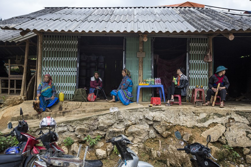Что можно купить на рынке Канкау. Традиционно торговлей на рынке занимались народы монг и гай, но также есть и представители народа зао. Независимо от того, праздник это или плохая погода, рынок Канкау регулярно работает утром по субботам каждую неделю. Рынок Канкау занимает площадь более 1 га. Он разделен на две части: зону местных продуктов и зону скота. Все товары представлены в наиболее свежем и здоровом виде. Местные продукты. Вся территория рынка в целом выглядит как 5 плодородных террасных полей. Три из них красочно заполнены товарами ручной работы и местными продуктами, такими как парча, зелень, овощи, вышивки, ... в то время как другие два продают вещи для повседневной жизни, такие как фонарики, щетки, сковородки ... или популярные продукты (кукуруза, зеленый рис...). (Фото: Vietnam+)