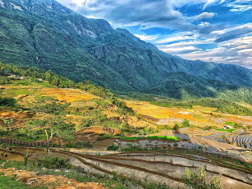 Весь регион И Ти находится на высоте 1.500 метров и более, поэтому требуется время, чтобы добраться до него, но само путешествие захватывающее, и награды по прибытии стоят затраченных усилий. Здесь же растет много цветов, которые меняются в зависимости от сезона. В то время как рис растет на террасах, преимущественно зеленого цвета, но с приближением времени сбора урожая, в сентябре и октябре, рисовые террасы кажутся золотыми. Отправившись в И Ти в Лаокай, вы будете удивлены волшебными пейзажами природы и вскоре еще больше поразитесь, поскольку эти райские и чарующие террасные рисовые поля расположены среди пышного леса и живописных долин. Часто можно увидеть, как многие фотографы делают профессиональные снимки для своих проектов в этой живописной деревне. (Фото: Vietnam+)