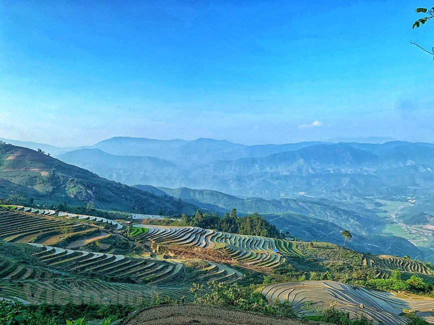 Зимой сельчане мало что делают на террасах. Каждый год собирается один урожай, и после сбора урожая их нужно только вспахать до наступления посевного сезона. В промежутках может быть немного снега, но это не вредит плодородию. Высаживают террасы риса после того, как они наполнились водой и какое-то время вода переливается на солнце, пока не прорастут маленькие ростки. В течение следующих недель рис продолжает расти, и он становится все более зеленым. Это прекрасное время, чтобы увидеть и сфотографировать террасы, даже во время дождя. В начале сезона дождей, когда дождь только пошел, и ручьи воды с гор был направлен на террасы, смешиваясь с почвой, чтобы создать коричневую жидкость, которая отражает свет и сверкает рядом с блестящей зеленью здесь же растущей травы. (Фото: Vietnam+)