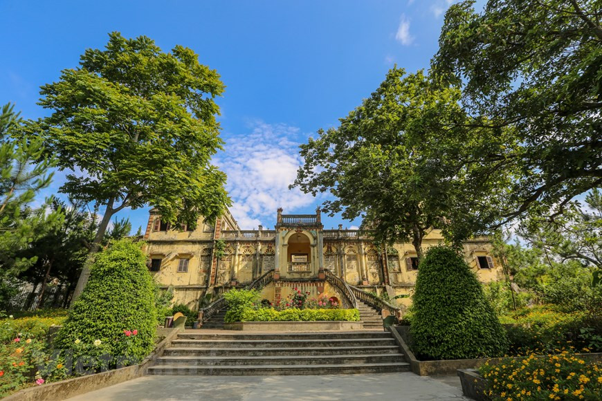 Лаокай - город в северо-западной части Вьетнама, является центром одноименной провинции. Удален от Ханоя на 300 км к северо-западу. Город расположен вдоль берегов Красной реки (Хонгха). Численность населения составляет около 99 000 жителей. Город Лаокай окружен живописными горными хребтами, между которыми располагаются речные долины. В границы провинции Лаокай входит популярный горный город Сапа (Sa Pa), который пользуется спросом к туристов, а также самая высокая гора Индокитая – Фансипан (3143 м). Впечатляющие пейзажи можно увидеть по дороге №4D, соединяющая Лай Чау и Лаокай. В центре города несколько колониальных зданий сохранились и по сей день. За уникальными покупками следует отправиться в деревню Кат Кат (Cat Cat). Она известна своими золотыми и серебряными изделиями. Провинция Лаокай располагает 4-мя термальными источниками минеральной воды. (Фото: Vietnam+)