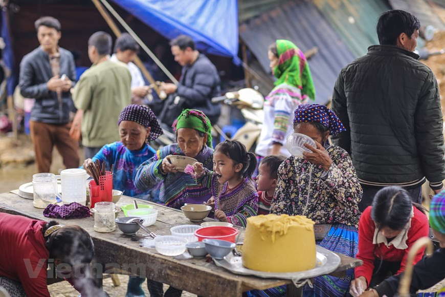 Самая шумная - это продуктовая зона. В каждой лавке продаются разные простые виды еды, такие как Тхангко (блюдо из мяса, органов лошади, овощей и особых видов специй), фо или каши. Есть лавки, в которых продают только вареную свинину и алкоголь из кукурузы. Мужчины собираются вокруг сковороды с кониной, пьют алкоголь и ведут оживленные дискуссии. Самая интересная рыночная зона - парчовая. Изделия из парчи всегда привлекают внимание женщин своей красотой и яркостью. Типы традиционной парчовой одежды и тканей - это товары, формирующие характерные черты рынка. Здесь туристы смогут увидеть детали традиционных платьев монгских девушек, которые настолько великолепны, что кружатся, как гигантские бабочки или парчовые сумки, сотканные умелыми руками местных девушек. (Фото: Vietnam+)