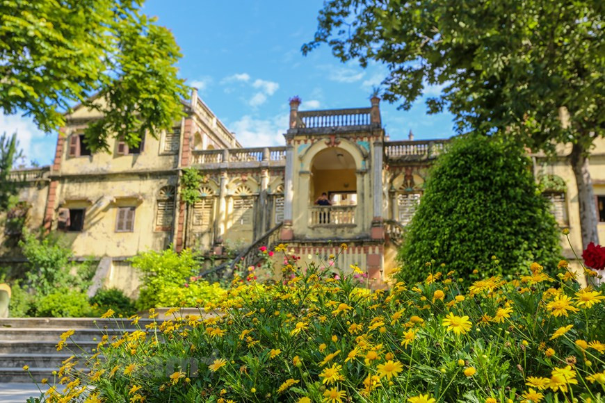 Дворец Хоанг А Тыонга была построена за 8 лет (с 1914 по 1921 год). Ее владельцами были Хоанг Йен Чао из этнической группы Тай и его сын Хоанг А Тыонг. Согласно историческим данным, до 1945 года Бакха был полуфеодальным колониальным обществом с господствующим и управляемым классом, эксплуататорами и эксплуатируемыми, в котором эксплуататорский класс был представлен семьей - отцом Хоанг Йен Чао и его сыном Хоанг А Тыонгом. Несмотря на то, что они были из народа Тай, они правили на территории, где проживало до 70% представителей народа монг, поэтому их называли “королями”. Сегодня он восстановлен с сохранением исторического облика и открыт для посещений. Общая площадь всех построек составляет около 4000 квадратных метров. (Фото: Vietnam+)