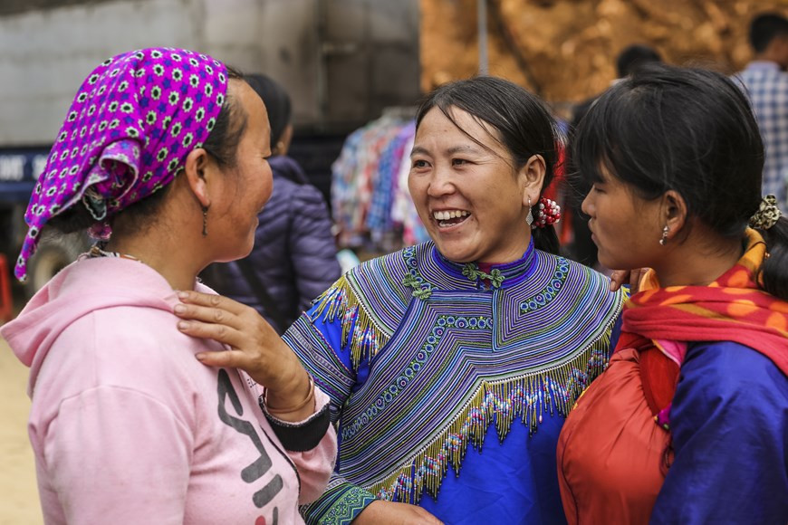 Исследуйте рынок Канчау - традиционную культуру горного региона Лаокай. В отличие от других рынков или туристических направлений в Лаокай, рынок Канчау по-прежнему сохраняет характерные черты этнических народов, проживающих в горных районах. Этот рынок находится между террасными полями, тянущимися вдоль одинаковых горных хребтов, отчего те, кто приезжает сюда впервые, испытывают особые чувства. Рынок Канчау расположен в коммуне Канчау, район Симакай, провинция Лаокай, довольно далеко от города Лаокай, примерно в 100 км. Из Лаокая туристы могут проследовать по дороге 4D, проехать район Баотханг и продолжить движение по дороге 153 до города Бакха, и там они увидят ярмарку на улице 153. (Фото: Vietnam+)