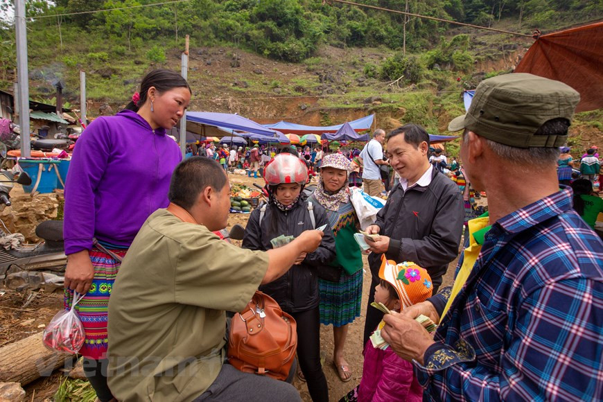 Одним из обязательных мест для посещения гостями из отдаленных районов является рынок Бакха. Тем не менее, лишь небольшая часть из них может признать существование еще одного давнего рынка, который работает только по субботам, - рынка Канкау народа монг и гай. Рынок Канкау расположен в коммуне Канкау, уезд Симакаи, провинция Лаокай. Примерно в 100 км к северо-востоку от центра Лаокая, рынок Канкау, остался прежним и не был коммерциализирован или модернизирован. Он возник из-за образа жизни местных жителей за сотни лет до этого... он имеет собственный этнический характер и исключительную атмосферу, вызывающие такие странно незабываемые чувства и воспоминания у любого посетителя, который приезжает сюда впервые. (Фото: Vietnam+)