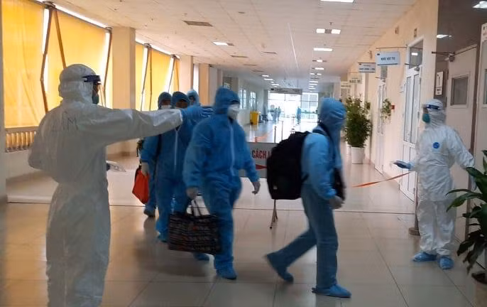 “Мы летим домой”, - вот что стюардессы Vietnam Airlines неоднократно говорили вьетнамским гражданам на рейсе из Экваториальной Гвинеи во Вьетнам пару дней назад. После долгого пути, чтобы благополучно доставить более 200 вьетнамских граждан домой, все члены экипажа испытали облегчение и были рады выполнить эту важную миссию. Стюард Фам Суан Чыонг, также выполнявшая рейсы по доставке вьетнамских граждан из Германии, Нидерландов и Франции, сам вызвался для этого специального рейса. Этот рейс, по его словам, вероятно, самый запоминающийся и эмоциональный за всю его карьеру. В 13:30 28 июля (время в Экваториальной Гвинее) самолет Airbus A350 с членами экипажа, медицинским персоналом и медицинским оборудованием приземлился в международном аэропорту Бата в Экваториальной Гвинее - небольшом объекте с плохой инфраструктурой. (Фото: Vietnam+)