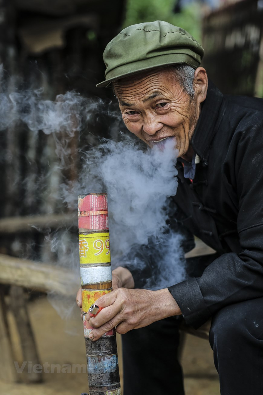 Придя на рынок Канчау, вы сможете свободно фотографироваться со всеми посетителями, особенно с детьми этнических групп. Любой вьетнамский рынок без маленьких ресторанчиков не может считаться полноценным рынком. Когда вы приедете в Канчау, вы сможете насладиться чрезвычайно аппетитными блюдами лаокайской кухни, в том числе Тхангко, кукурузным вином... Или знакомыми традиционными блюдами вьетнамской кухни, такими как запеченный сладкий картофель, запеченная кукуруза, жареные пироги... и горячие ароматные тарелки фо. Следовательно, это место стало самым шумным и веселым районом, поскольку сюда приходит много мужчин, чтобы вместе выпить и поговорить. Хотя сегодня рынок Канчау изменился по сравнению с былыми временами, однако его первозданные черты все еще существуют. (Фото: Vietnam+)