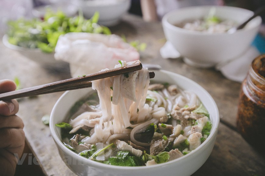 Красочная парчовая ткань также является выбором многих женщин, приходящих на рынок. Товары здесь демонстрируются просто: с помощью простого куска ткани, который расстилается по земле, образуя торговую лавку. Помимо платьев, есть еще разноцветные нитки, различные аксессуары, например, бусины для украшения нарядов. Посещение рынка Канкау похоже на хобби представителей этнических групп. Это не просто торговля и обмен товарами, а нечто большее. Они приезжают в это место пообщаться, познакомиться с людьми, приезжающими из других деревень, спросить друг друга о здоровье или бизнесе. Встретив друг друга на рынке, они останавливаются поговорить и весело болтают. Это делает атмосферу более оживленной. Рынок также является местом, где пары могут встретиться, выразить свои чувства или даже признаться в любви. (Фото: Vietnam+)