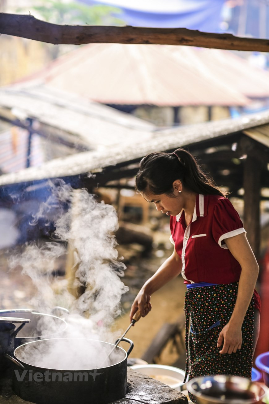 Когда туман все еще покрывает землю, множество людей спешат на рынок по “единственному пути”. Они могут ездить на лошадях, мотоциклах или велосипедах, чтобы взять с собой свои продукты, однако в основном они ходят пешком. Местные девушки очень изящны в походке и носят яркие наряды. Белизна тумана и парча цвета платьев этнических женщин слегка колышутся, оживляя многолюдную дорогу. В 7 утра рынок Канкау переполнен и красочен. Он разделен на зоны, где продаются парча, фрукты, сельскохозяйственные продукты, инструменты, домашние животные для производства, товары восточной медицины, алкоголь, продуктовые лавки, и зона только для торговли буйволами, которых сюда привезли горные жители. У каждой зоны есть своя уникальная черта. (Фото: Vietnam+)