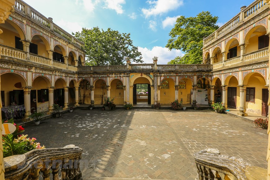 Чтобы попасть внутрь особняка, посетители должны подняться по лестнице с обеих сторон, а затем пройти в зал ожидания. Затем будет большой двор, обычно для церемоний, танцев, пения или веселья. Основное двухэтажное здание площадью 420 м2 с арочными дверными коробками выполнено в европейском архитектурном стиле. Это дом, в котором живет семья Хоанг А Тыонга, и он служит местом встреч. Слева и справа от дома расположены два горизонтальных ряда домов одинаковой планировки и архитектуры. В каждом ряду два этажа и ниже, чем в главном доме, на каждом этаже по 3 комнаты, которые используются как гостиная, столовая, спальня трех жен Хоанг Йен Чао, двух жен Хоанг А Тыонга и двух советников. (Фото: Vietnam+)