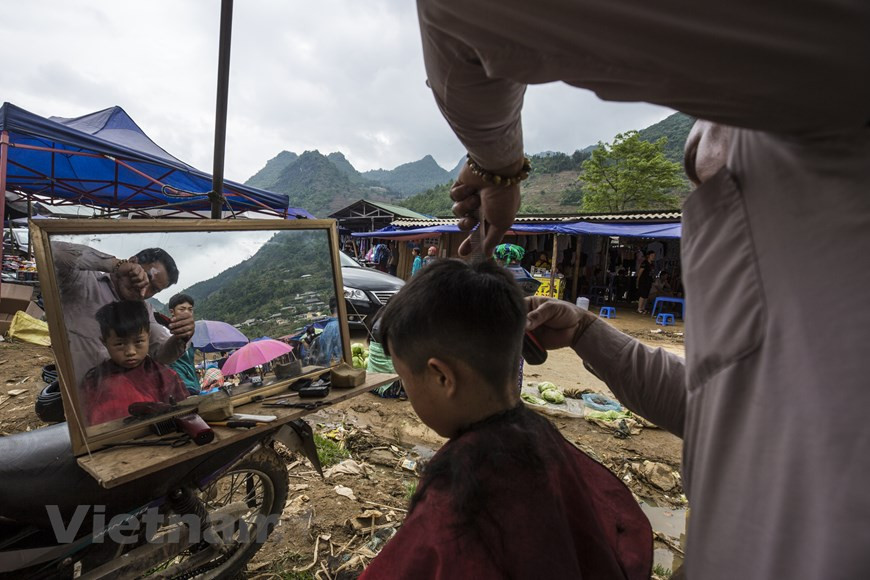 Иногда, если вам повезет, вы можете увидеть множество буйволов на этом ярмарочном рынке. Каждый раз, когда проводится ярмарка Канчау, на ней могут быть сотни буйволов из разных этнических регионов. Рынок буйволов Канчау обычно длится до полудня. Когда торговцы наберут достаточно буйволов или соберутся группами на дороге, люди могут купить необходимые товары, а затем вернуть оставшихся буйволов в деревню. Продавцы приглашают друг друга зайти в магазин, чтобы воспользоваться этой возможностью и выпить бокал ароматного кукурузного вина, а затем снова встретиться на следующей неделе в субботу на ярмарке Канчау. Познакомьтесь с красивыми природными пейзажами с гостеприимными людьми. Рынок называют ярмаркой, потому что он проводится каждую субботу еженедельно. (Фото: Vietnam+)
