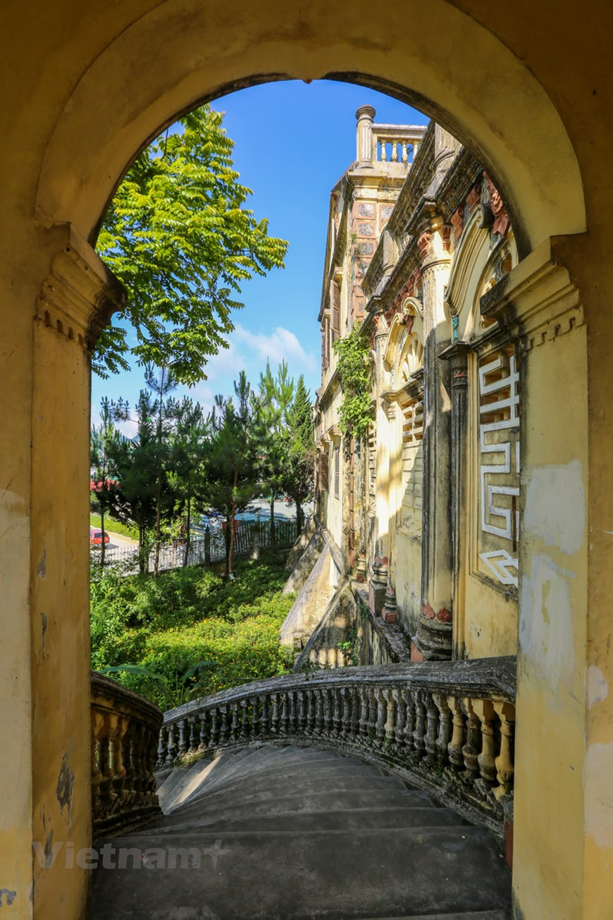 12) Роскошь Дворца Хоанг А Тыонг отражается не только в масштабах и архитектуре, но и в методе строительства. Кирпич и черепица производятся на месте, а железо и сталь закупаются снизу и перевозятся французскими самолетами. Чтобы завершить проект, рабочие должны работать день и ночь. Фасад зданий украшен множеством витиеватых мотивов, а на колоннах выбиты надписи с пожеланиями семье славы. Дворец Хоанг А Тыонг, просуществовавший почти 100 лет со временем, по-прежнему выделяется среди белого плато Бакха. Как свидетель истории, а также место, которое нельзя пропустить каждому посетителю при посещении Бакха. Приезжая в Бакха сегодня, посетители действительно удивляются, когда восхищаются красотой особняка в самом сердце Бакха, который источает не только древнюю красоту, но и удивительно величественную. (Фото: Vietnam+)