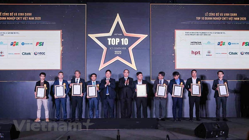 Рекордный рост в IT-индустрии Вьетнама. Планы Вьетнама по цифровой экономике, умным городам и стартапам помогли ИТ-отрасли страны продолжать демонстрировать уверенный рост доходов. В официальном пресс-релизе отмечается, что растущий приток капитала в ИТ-отрасль Вьетнама от частных инвесторов, особенно иностранных, считается “золотой возможностью” для расширения отрасли. Пока в этом году несколько провинций и городов привлекли крупные проекты ПИИ в ИТ-отрасли. Например, южная провинция Биньзыонг лицензировала проект предоставления интернет-услуг японской NTT Group с уставным капиталом в 171 млн. долл. США. Провинция Донгнай лицензировала увеличение инвестиционного капитала японской компании Fujitsu Vietnam Computer Products на 60,18 млн. долл. США. Согласно рейтингу City Momentum Index, Ханой и Хошимин в этом году входят в десятку самых динамично развивающихся городов мира. (Фото: Vietnam+)