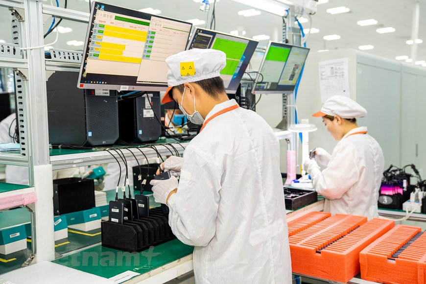 Еще недавно до появления VinSmart, Forbes отмечал, что Во Вьетнаме есть технологические компании, которые начали разработку и запуск смартфонов, однако раньше это не привлекало повышенный интерес потребителей. Другими словами, вьетнамские потребители скептически относились к судьбе смартфонов “сделанных во Вьетнаме”, даже утверждая, что эти планы направлены только на то, чтобы просто “сделать имя”. Однако теперь все складывается иначе. Согласно отчету Gfk, опубликованному в конце марта 2020 года, на телефоны Vsmart приходилось почти 17% продаж на внутреннем рынке, и они занимали 3-е место, сразу после Samsung и Oppo. Фактически, вьетнамские смартфоны никогда не заканчивались в системе распределения и розничной продажи мобильных устройств, как это было у Vsmart во время запуска Joy3 с 12.000 проданных единиц за 14 часов. (Фото: Vietnam+)