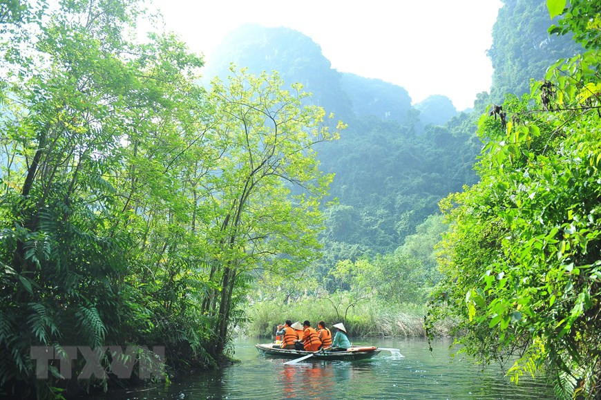 Туристы на лодке любуются красотой комплекса достопримечательностей Чанган. (Фото: ВИА)