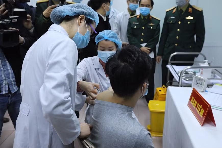 Первый укол вакцины Nanocovax - первой во Вьетнаме вакцины против COVID-19, делается добровольцу-мужчине. (Фото: ВИА)