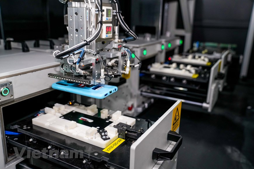 Объясняя причину выбора США вместо Вьетнама для запуска коммерческого смартфона 5G, г-жа Хыонг сказала, что США - это страна, которая популяризирует 5G раньше Вьетнама, и продвижение телефонов “развернется во Вьетнаме, как только оператор официально покроет территорию страны 5G. Поскольку все три основных оператора мобильной связи - Viettel, Vinaphone и Mobifone - тестируют коммерческую версию 5G, вьетнамские пользователи вскоре получат возможность использовать технологическое оборудование будущего, произведенного во Вьетнаме. Ранее, согласно информации, опубликованной международными СМИ, VinSmart успешно подписал первый заказ на экспорт смартфонов в США под торговой маркой крупного сетевого оператора. Этот шаг VinSmart также считается разумным, потому что для того, чтобы проникнуть на рынок США под торговой маркой крупнейшей в мире телекоммуникационной корпорации, смартфоны, произведенные во Вьетнаме, должны соответствовать стандарту “выживания” бренда. (Фото: Vietnam+)