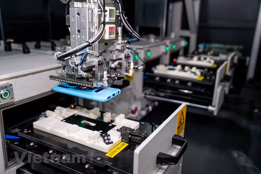 Объясняя причину выбора США вместо Вьетнама для запуска коммерческого смартфона 5G, г-жа Хыонг сказала, что США - это страна, которая популяризирует 5G раньше Вьетнама, и продвижение телефонов “развернется во Вьетнаме, как только оператор официально покроет территорию страны 5G. Поскольку все три основных оператора мобильной связи - Viettel, Vinaphone и Mobifone - тестируют коммерческую версию 5G, вьетнамские пользователи вскоре получат возможность использовать технологическое оборудование будущего, произведенного во Вьетнаме. Ранее, согласно информации, опубликованной международными СМИ, VinSmart успешно подписал первый заказ на экспорт смартфонов в США под торговой маркой крупного сетевого оператора. Этот шаг VinSmart также считается разумным, потому что для того, чтобы проникнуть на рынок США под торговой маркой крупнейшей в мире телекоммуникационной корпорации, смартфоны, произведенные во Вьетнаме, должны соответствовать стандарту “выживания” бренда. (Фото: Vietnam+)
