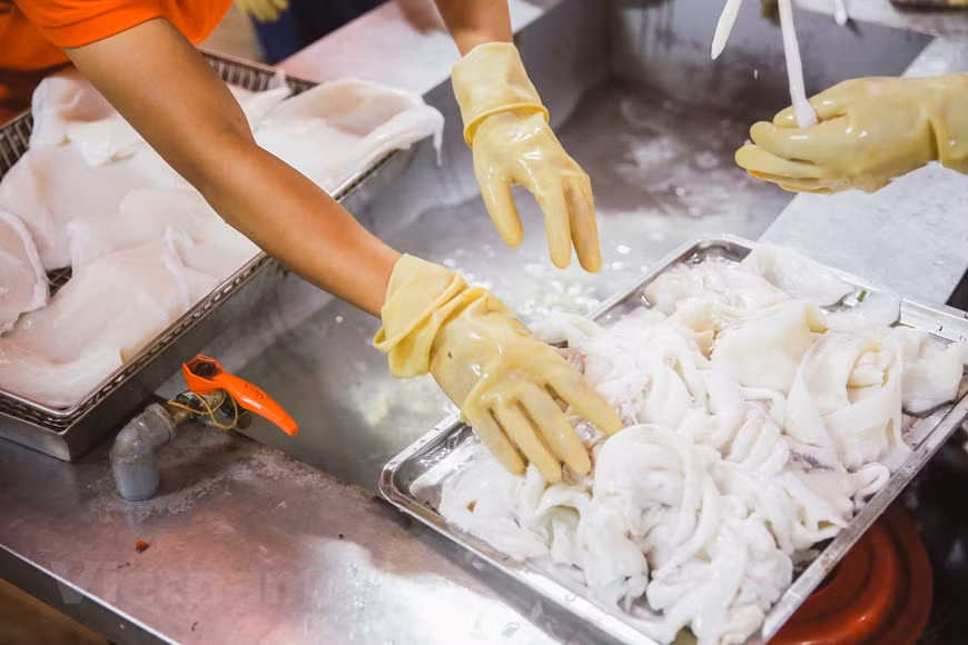 Нгуен Тхи Тхоан, владелец ресторанчика Thoan Squid Paste Shop - одного из престижных и проверенных временем магазинов по приготовлению котлеты из кальмаров на рынке Халонга, сказала, что только измельченная вручную масса из кальмаров сохраняет особый вкус и аромат блюда, а не та, которая приготовлена машиной. Ее магазин уделяет большое внимание обеспечению гигиены и безопасности пищевых продуктов на каждом этапе готовки, одновременно ища способы улучшить их упаковку и дизайн. Ее продукция также упакована в вакуумную упаковку, чтобы облегчить транспортировку за город. Это восхитительное блюдо, завоевавшее расположение как местных жителей города Халонг, так и туристов.Оно возглавляет список блюд, которые нужно обязательно попробовать посетителям северной провинции Куангнинь. (Фото: Vietnam+)