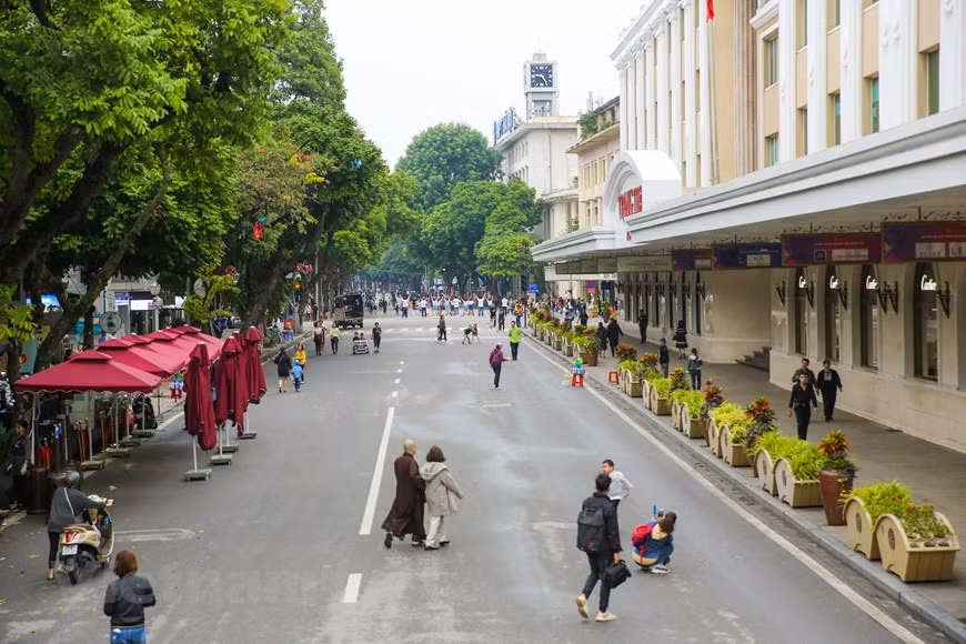 Двухэтажный туристический автобус без крыши Hanoi Transport Corporation - это уникальный транспорт, предлагающий посетителям интересные впечатления от знакомства с Ханоем благодаря своим современным и комфортабельным объектам. Маршрут туристического автобуса Ханоя, которым управляет Hanoi Transport Corporation (Transerco), является первым маршрутом с двухэтажными туристическими автобусами в столице Ханоя. Цель состоит в том, чтобы создать новый туристический продукт и услугу для обслуживания местных, а также иностранных туристов, способствуя развитию туризма в Ханое. Hanoi City Tour - это гибкая и удобная форма туризма, сочетающая в себе высококачественные услуги пассажирского транспорта и посещение выдающихся достопримечательностей Ханоя на двухэтажном автобусе без крыши. Каждый автобус рассчитан на 80 мест и оснащен современной техникой, включая систему GPS, бесплатный Wi-Fi, USB-выходы, холодильник, экран телевизора и камеры наблюдения. (Фото: Vietnam+)
